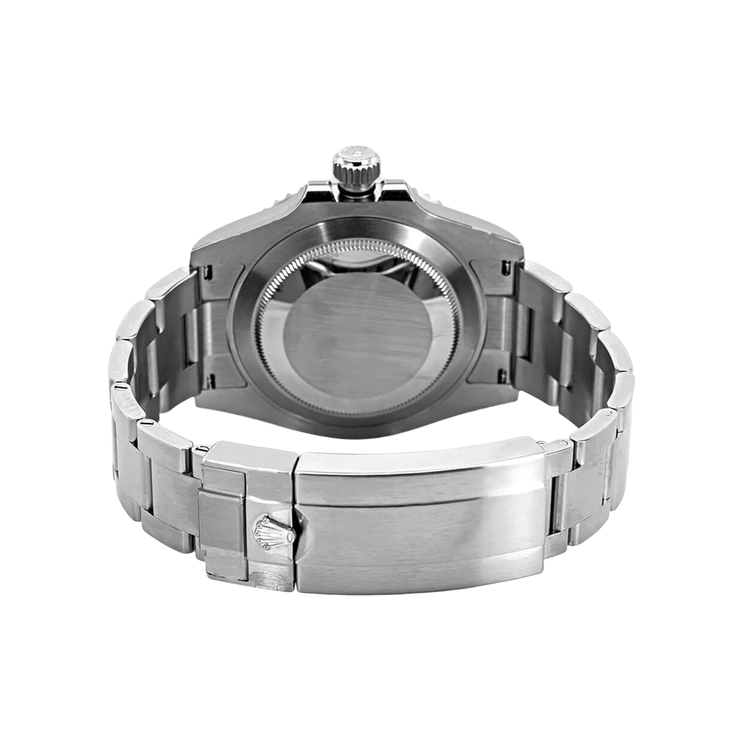 Achteraanzicht van een Rolex Submariner Date 126610LV-0002 horloge met groene bezel en Oyster-stalen armband, luxe duikhorloge, iconisch design.