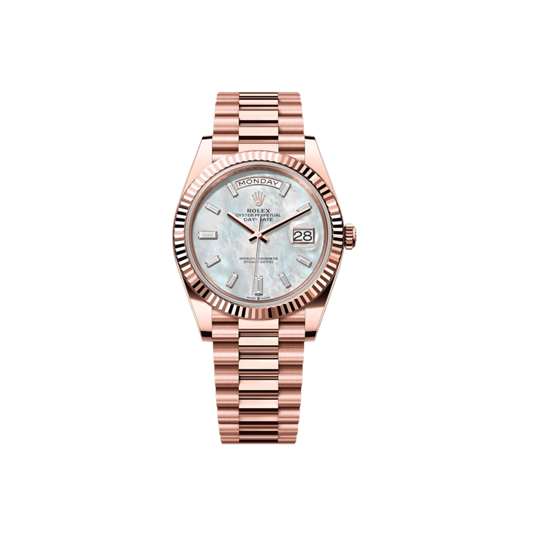 Vooraanzicht van een Rolex Day-Date 40 228235-0056, roségouden horloge met groene wijzerplaat en president-band, luxe herenhorloge