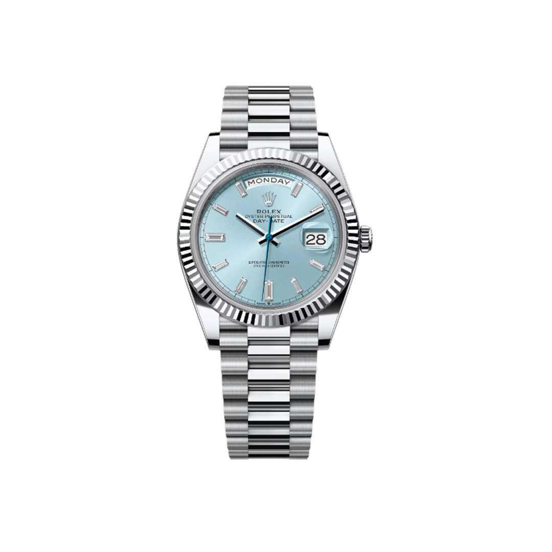 Vooraanzicht van een Rolex Day-Date 40, model 228236-0006, met ijsblauwe wijzerplaat en president-armband, luxe herenhorloge, platina kast, iconisch design.