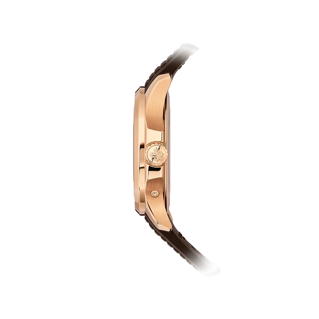 Zijaanzicht van een Patek Philippe Aquanaut Travel Time 5164R-001 horloge met roségouden kast, zwarte wijzerplaat en rubberen band, luxe herenhorloge, elegant design.