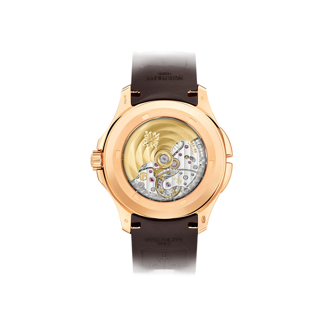 Achteraanzicht van een Patek Philippe Aquanaut Travel Time 5164R-001 horloge met roségouden kast en zwarte rubberen band, zichtbaar mechanisch uurwerk.