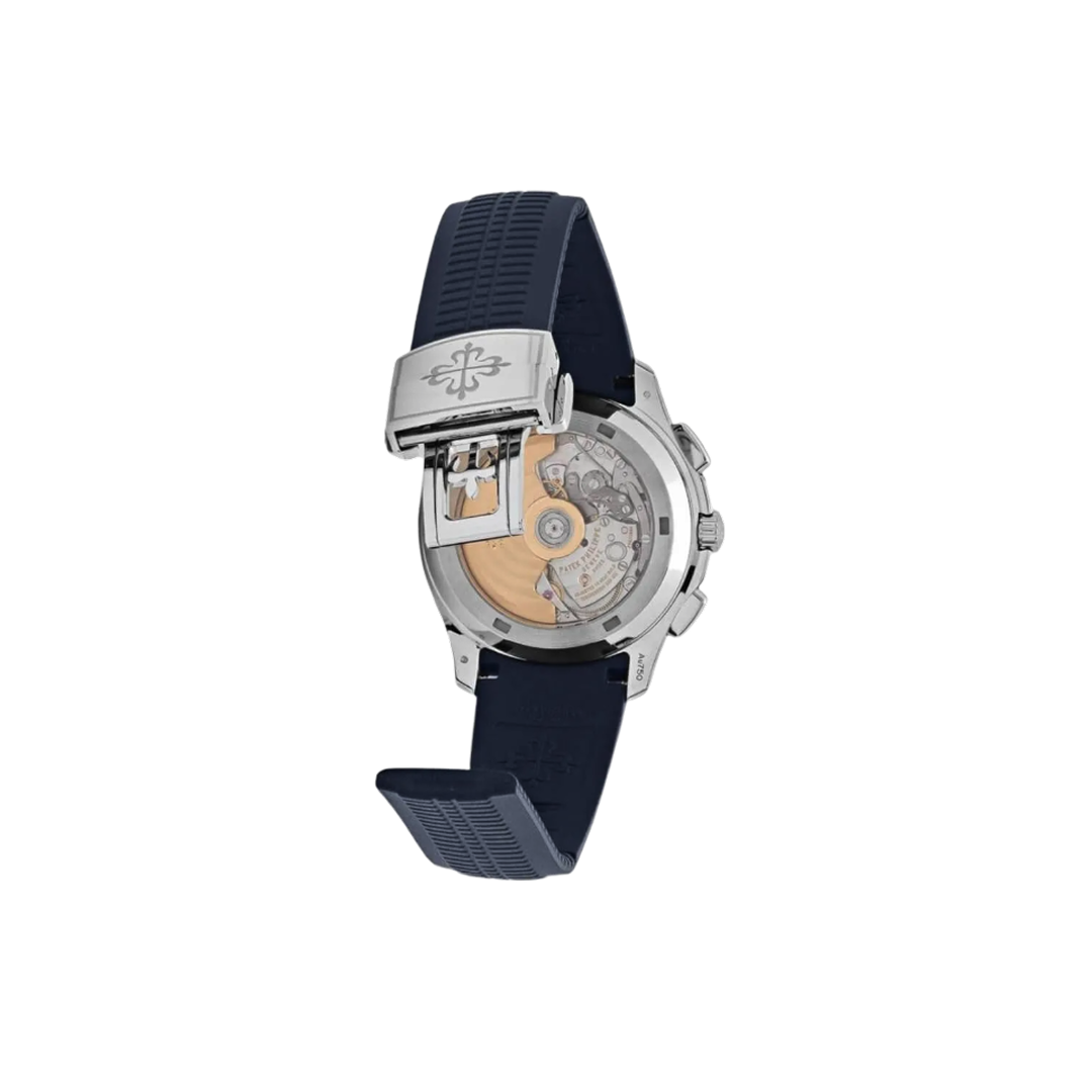 Achteraanzicht van een Patek Philippe Aquanaut Chronograph 5968G-001 horloge met blauwe rubberen band, witgouden kast en zichtbare mechanische beweging.