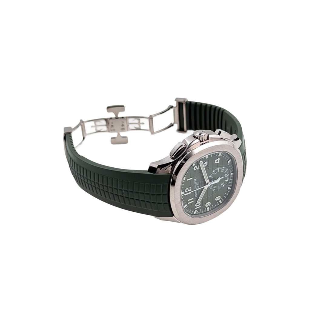 Zijaanzicht van een Patek Philippe Aquanaut Chronograph 5968G-010 horloge met groene wijzerplaat en rubberen band, luxe herenhorloge, Zwitserse precisie, elegant design.