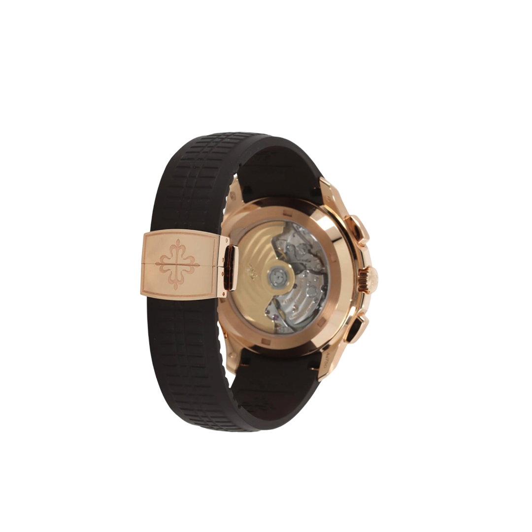 Achteraanzicht van een Patek Philippe Aquanaut Chronograph 5968R-001 horloge met roségouden kast, zichtbare mechanische beweging en rubberen band. Luxe horloge, Zwitserse precisie, exclusief design.