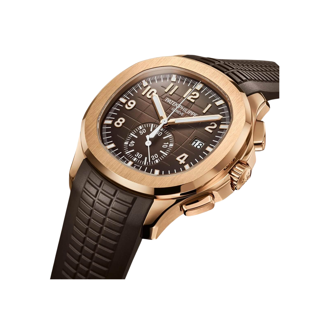 Zijaanzicht van een Patek Philippe Aquanaut Chronograph 5968R-001 horloge met roségouden kast, bruine wijzerplaat en rubberen band. Luxe horloge, elegant design, high-end tijdmeter.