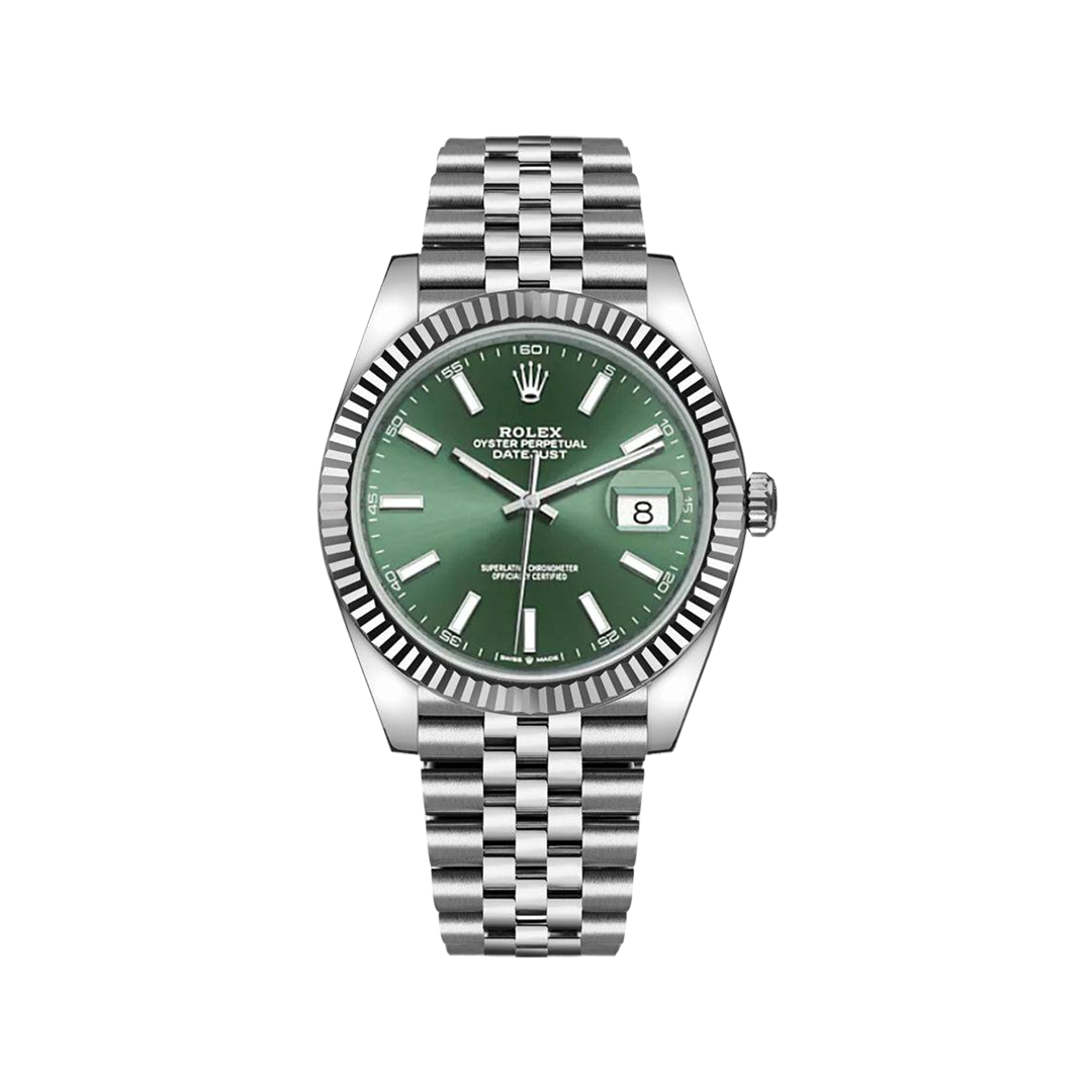 Vooraanzicht van een Rolex Datejust 126334-0028 herenhorloge met blauwe wijzerplaat, 18k witgouden geribbelde bezel, Oyster-stalen armband en datumweergave op 3 uur.