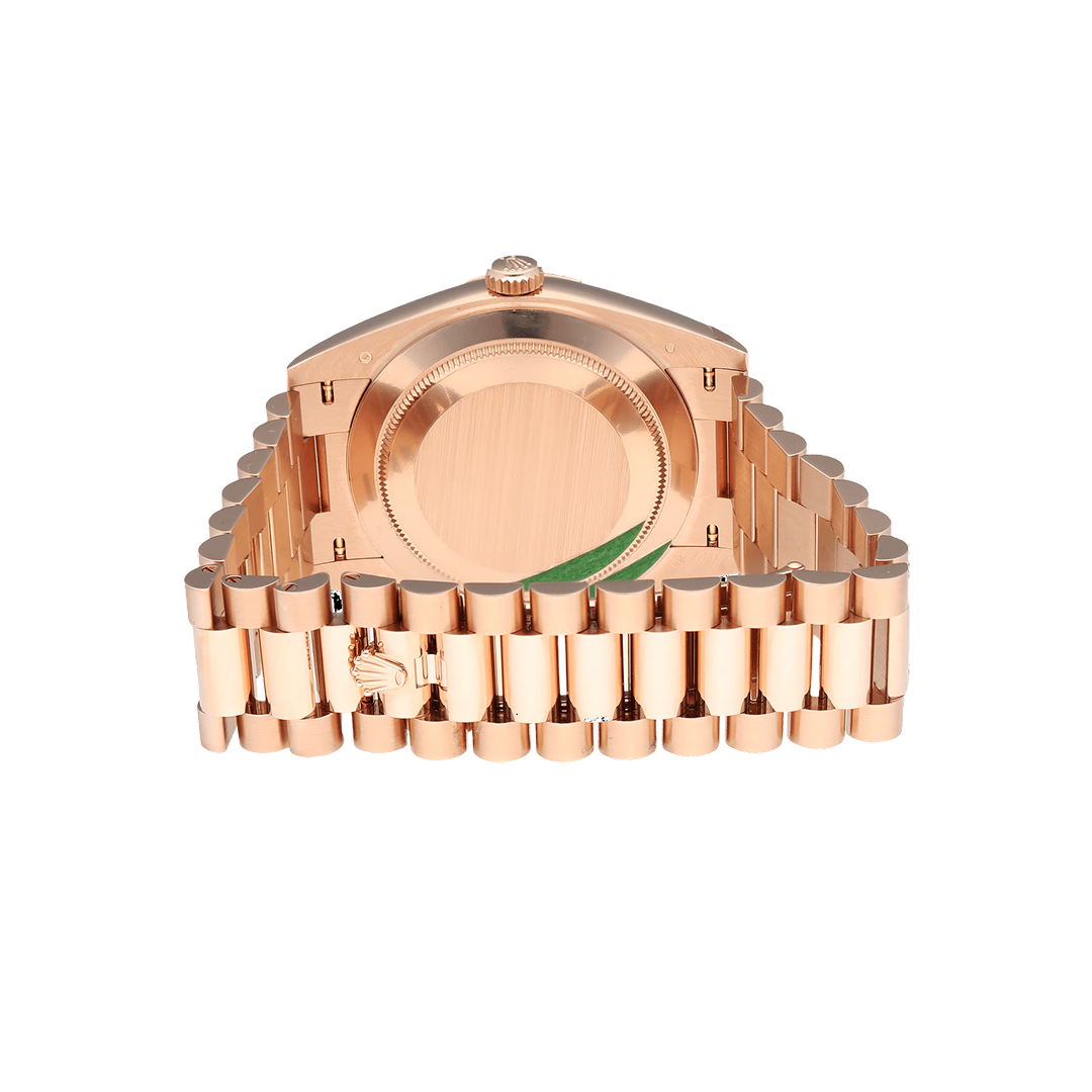 Achteraanzicht van een Rolex Day-Date 40, model 228235-0003, roségouden horloge met president-band en zichtbare sluiting, luxe herenhorloge.