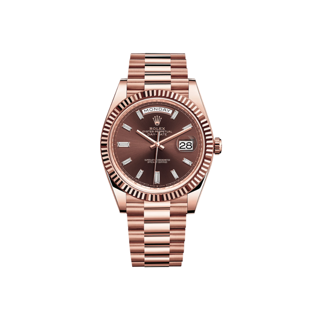 Vooraanzicht van een Rolex Day-Date 40, model 228235-0003, roségouden horloge met groene wijzerplaat en Romeinse cijfers. Luxe herenhorloge, iconisch design, prestigieuze uitstraling.