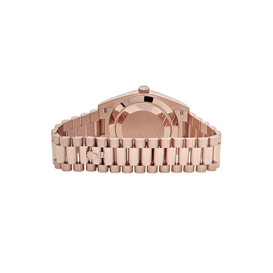 Achteraanzicht van een Rolex Day-Date 40mm, model 228235-0004, roségoud kast en president band, luxe herenhorloge.