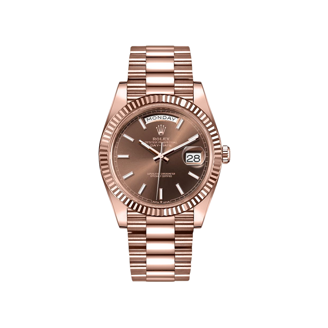 Vooraanzicht van een Rolex Day-Date 40, model 228235-0053, roségouden horloge met groene wijzerplaat en Romeinse cijfers, luxe herenhorloge.