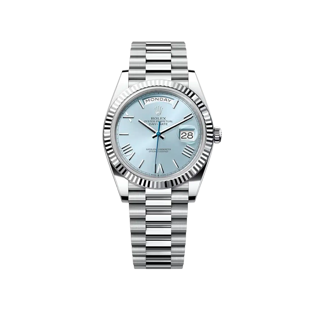 Vooraanzicht van een Rolex Day-Date 40, model 228236-0018, met ijsblauwe wijzerplaat, platina kast en president-band, luxe herenhorloge.