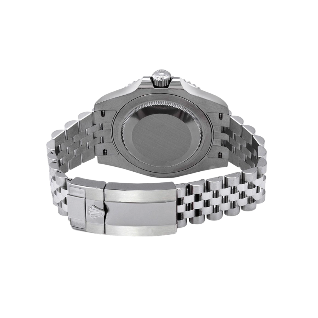 Achteraanzicht van een Rolex GMT-Master II 126710BLNR, ook bekend als de "Batman", met Oystersteel armband en iconische blauwe en zwarte bezel.