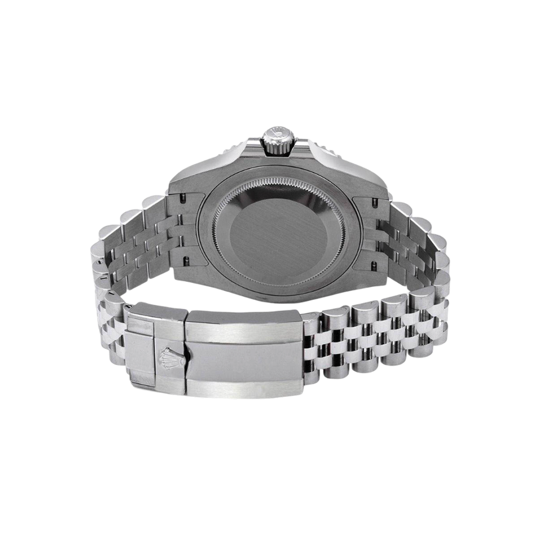 Achteraanzicht van een Rolex GMT-Master II 126710BLRO, Oystersteel horlogekast, Jubilee armband, iconische Pepsi bezel, luxe herenhorloge.