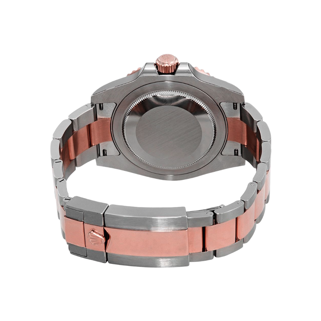 Achteraanzicht van een Rolex GMT-Master II 126711CHNR, Oystersteel en Everose goud, zichtbare Oyster-band en sluiting, luxe horloge, iconisch ontwerp.