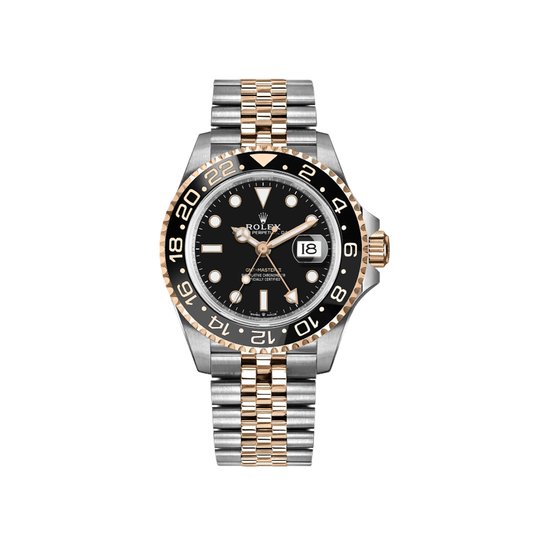 Vooraanzicht van een Rolex GMT-Master 126713GRNR-0001 horloge met zwarte wijzerplaat, groene en gouden accenten, en een Oyster-stalen en geelgouden armband.