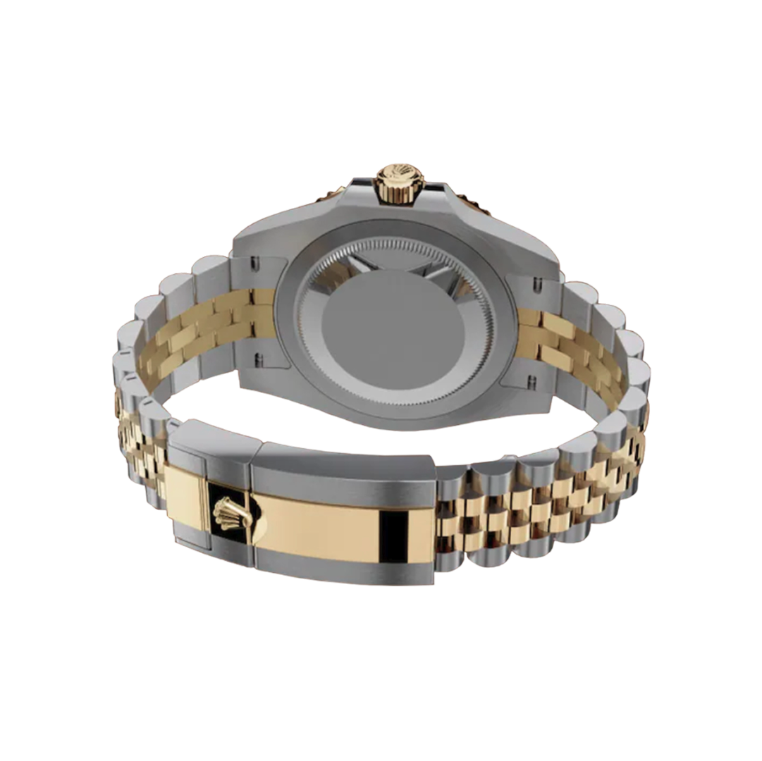 Achteraanzicht van een Rolex GMT-Master 126713GRNR-0001 horloge, bicolor ontwerp met Oystersteel en geelgoud, zichtbare schakelband en sluiting, luxe herenhorloge.