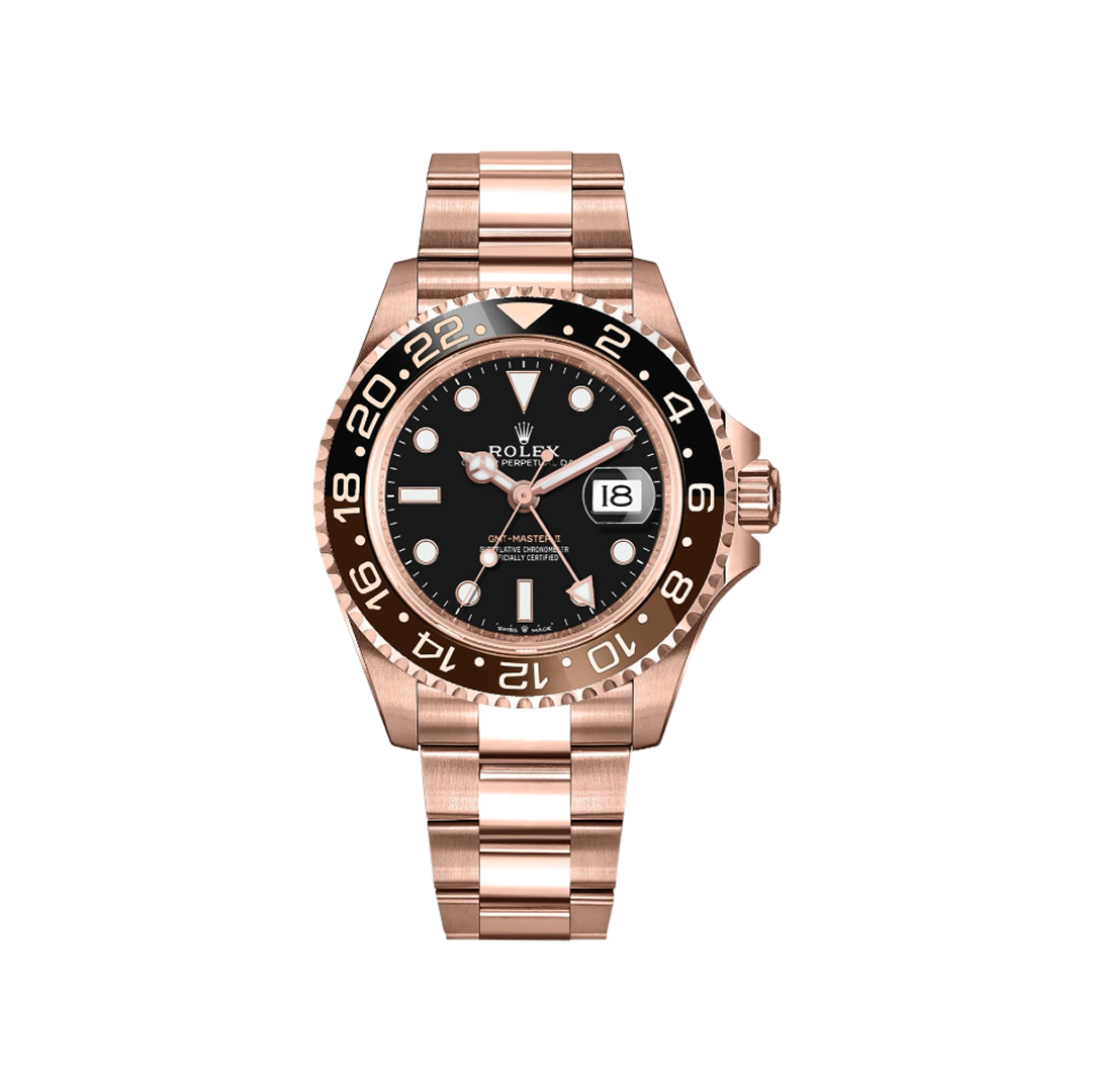 Vooraanzicht van een Rolex GMT-Master 126715CHNR-0001 horloge met roségouden kast, zwarte wijzerplaat en bruine en zwarte Cerachrom bezel. Luxe herenhorloge, perfect voor verzamelaars en liefhebbers van exclusieve tijdstukken.