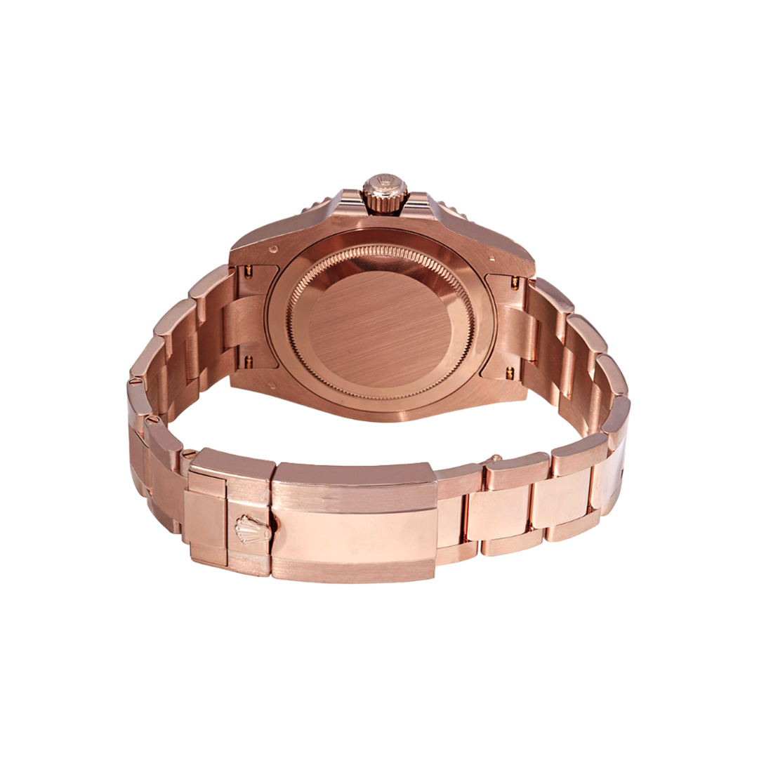 Achteraanzicht van een Rolex GMT-Master 126715CHNR-0001, roségouden horloge met Oyster-band, luxe herenhorloge, iconisch ontwerp.