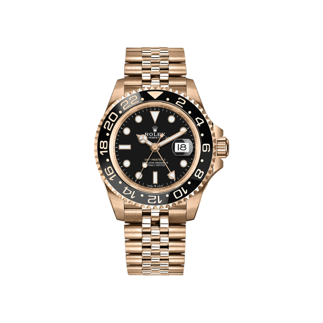 Vooraanzicht van een Rolex GMT-Master 126718GRNR-0001 horloge met groene en zwarte bezel, gouden kast en armband, luxe herenhorloge, tijdsaanduiding en datumweergave.