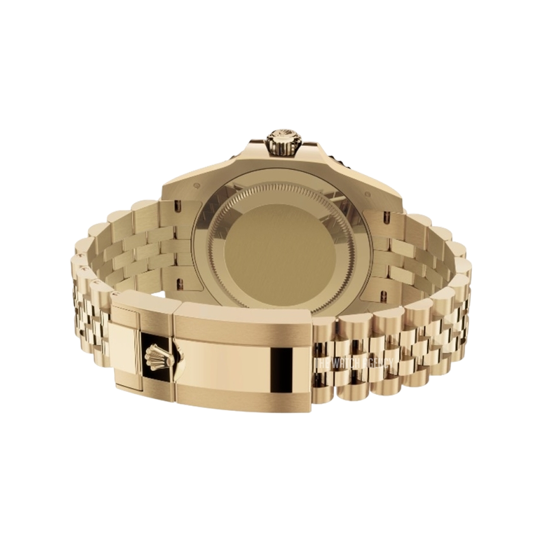 Achteraanzicht van een Rolex GMT-Master 126718GRNR-0001 horloge, gouden kast, groene en zwarte bezel, luxe herenhorloge, Zwitserse precisie.